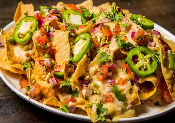 Guacamole and chisp de queso / Nachos with Cheese Guacamole and chisp de queso / Nachos with Cheese