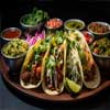 Combination de tacos accompanidos de arroz y frijoles